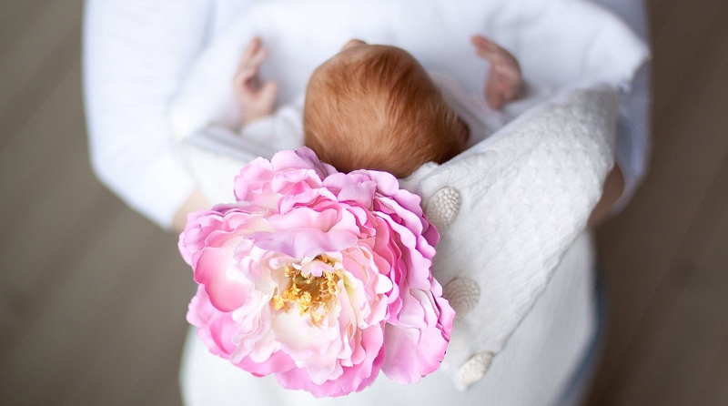 Lotus Childbirth: The Pros and Cons
