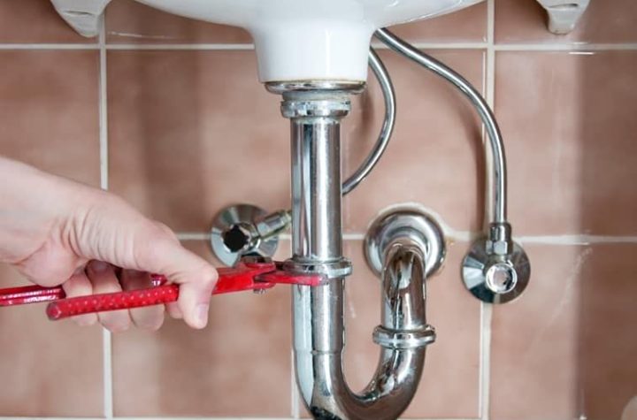 How to Replace a Drain Pipe Under a Bathtub